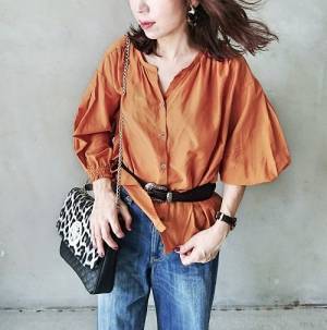 シルクブラウスが１枚あるといい。カジュアルにもフェミニンにも着回せるから