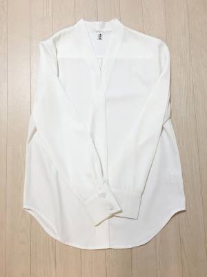 UNIQLOのレーススカートが優秀。抜け感あるノーカラーブラウスを合わせました