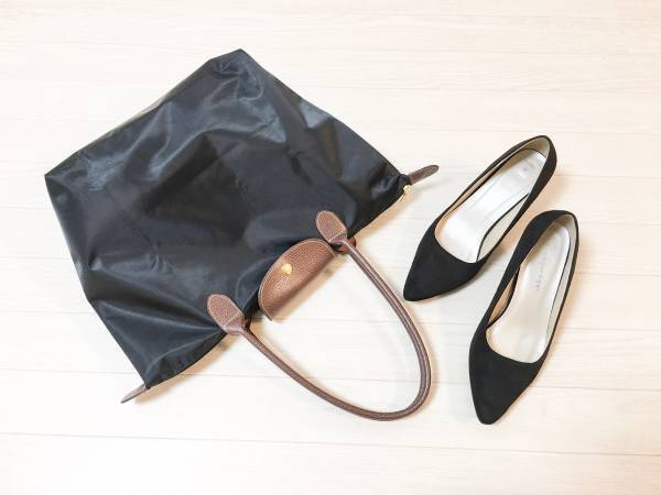 UNIQLOのレーススカートが優秀。抜け感あるノーカラーブラウスを合わせました