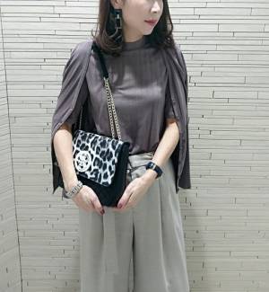 大人肌に映える。グレージュカラーのツインニットが大活躍しそう