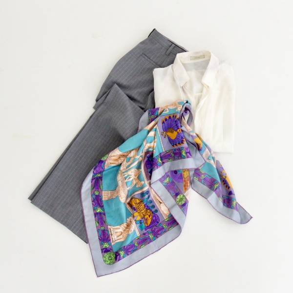 なじみ色スカーフを取り入れて、沈みがちなグレーを明るくまとう