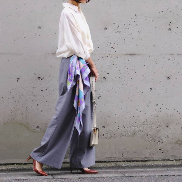 なじみ色スカーフを取り入れて、沈みがちなグレーを明るくまとう