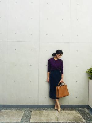 UNIQLOメリノクルーネックカーディガンが優秀。まず１枚買うならパープルです