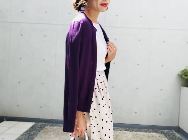 UNIQLOメリノクルーネックカーディガンが優秀。まず１枚買うならパープルです