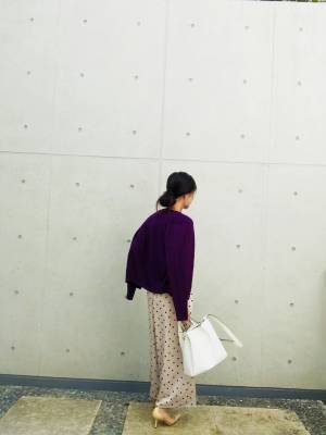 UNIQLOメリノクルーネックカーディガンが優秀。まず１枚買うならパープルです