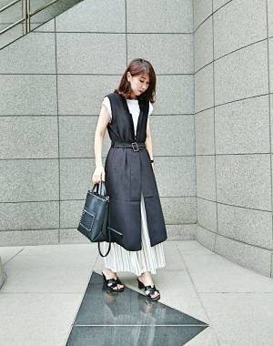 大人をきれいに見せるロングジレ。羽織るだけでおしゃれな人に