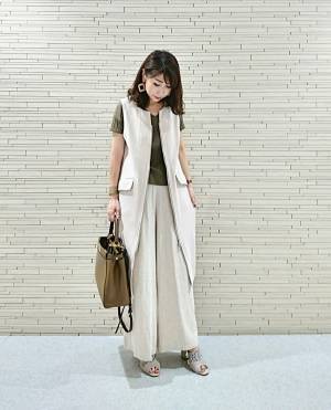 大人をきれいに見せるロングジレ。羽織るだけでおしゃれな人に