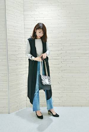 大人をきれいに見せるロングジレ。羽織るだけでおしゃれな人に