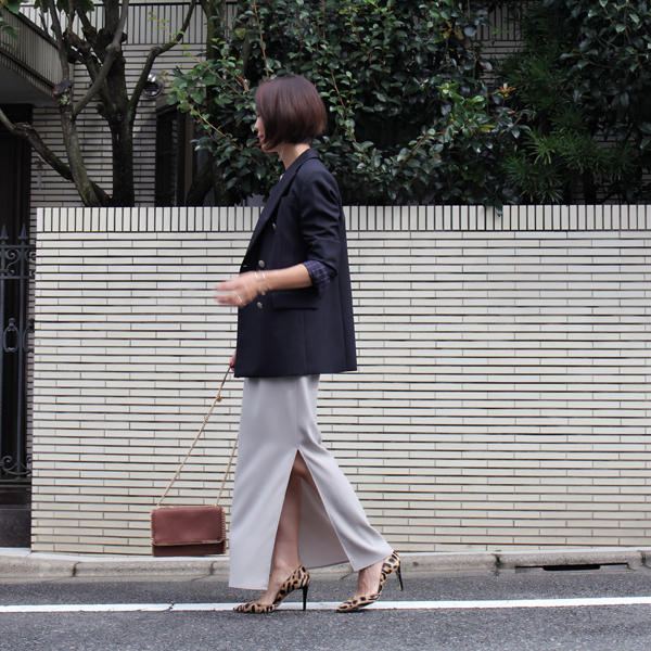 ロングタイトスカートは「深めスリット」を選んで。脚がきれいに見えるから