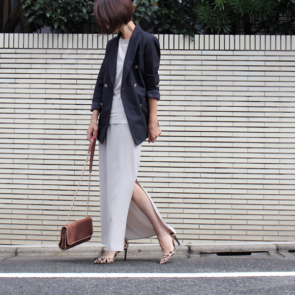 ロングタイトスカートは「深めスリット」を選んで。脚がきれいに見えるから