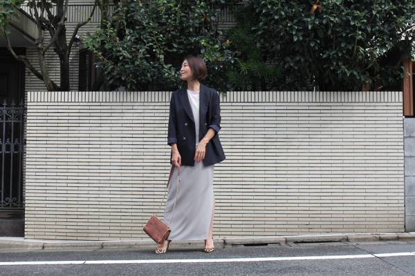 ロングタイトスカートは「深めスリット」を選んで。脚がきれいに見えるから