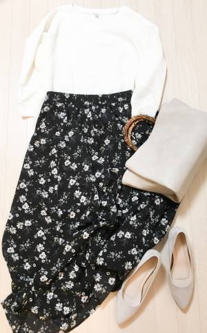 UNIQLOのワッフルTが優秀。ロングスカートのトップスにもぴったりです