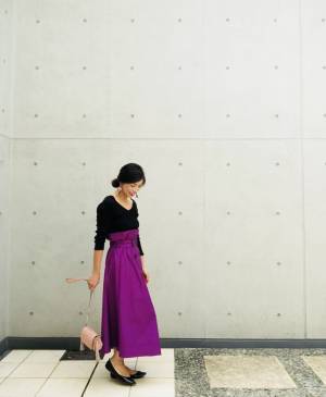 ロングスカートは華やか色がおすすめ。ベーシックトップスと合わせるだけでキマります
