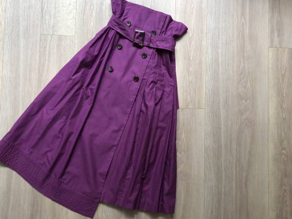 ロングスカートは華やか色がおすすめ。ベーシックトップスと合わせるだけでキマります