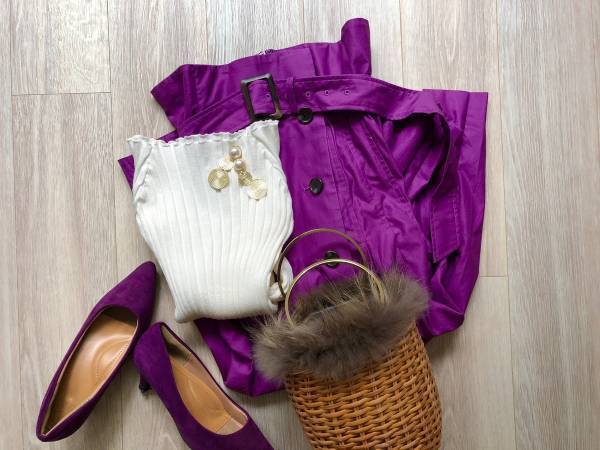 ロングスカートは華やか色がおすすめ。ベーシックトップスと合わせるだけでキマります