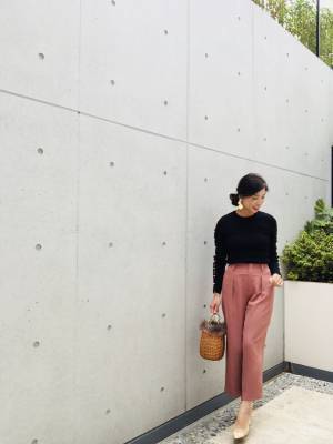 UNIQLOのドレープパンツが上品。デザインニットとの相性も抜群です