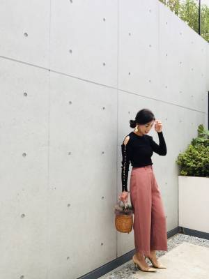 UNIQLOのドレープパンツが上品。デザインニットとの相性も抜群です