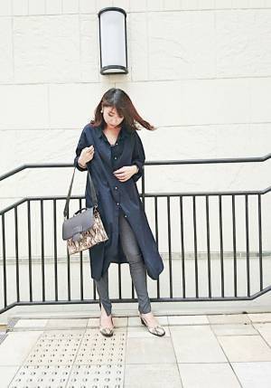 大人のレギンスは黒、チャコールグレー、茶色がおすすめ。コーデ例もご紹介します