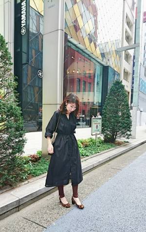 大人のレギンスは黒、チャコールグレー、茶色がおすすめ。コーデ例もご紹介します