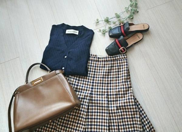 リブのVネックカーディガンが優秀。「ボタン全留め」で今年風の着こなしに