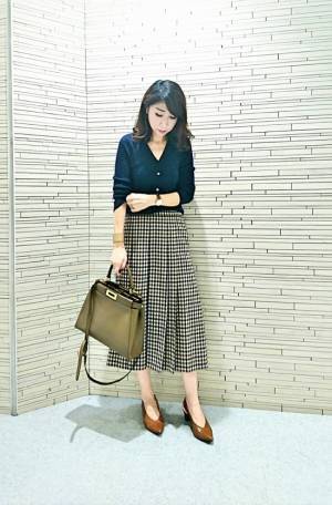 リブのVネックカーディガンが優秀。「ボタン全留め」で今年風の着こなしに