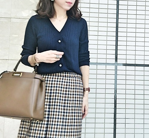 リブのVネックカーディガンが優秀。「ボタン全留め」で今年風の着こなしに