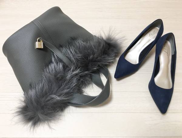 UNIQLOのエクストラファインメリノカーデが優秀。特にVネックがおすすめな理由