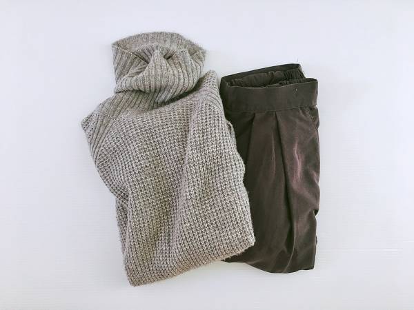 UNIQLOのタートルネックで作る、グレーのグラデーションコーデ