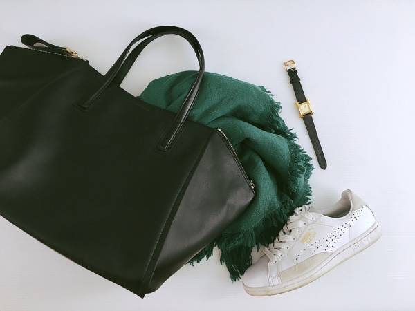 UNIQLOのタートルネックで作る、グレーのグラデーションコーデ