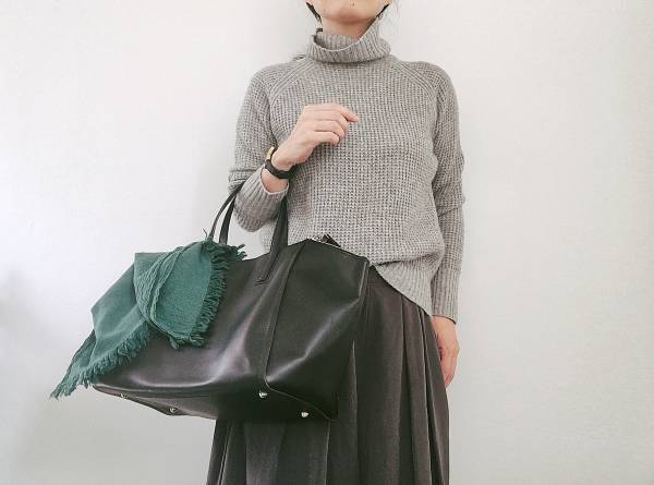 UNIQLOのタートルネックで作る、グレーのグラデーションコーデ