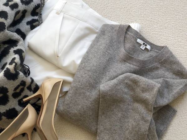 UNIQLOプレミアムラムクルーネックセーターが上質。コーデが洗練されます