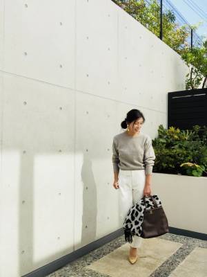 UNIQLOプレミアムラムクルーネックセーターが上質。コーデが洗練されます