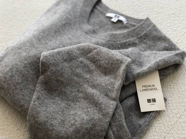 UNIQLOプレミアムラムクルーネックセーターが上質。コーデが洗練されます