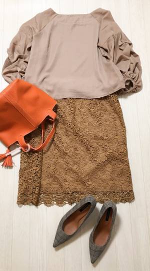 UNIQLOレーススカートは「秋色」がおすすめ。グラデーションコーデも簡単です