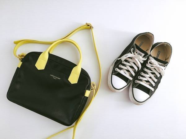 秋のパリジェンヌスタイルには、ニュアンシーなブラックトレンチを投入