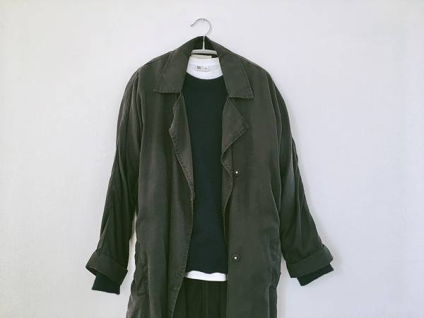 秋のパリジェンヌスタイルには、ニュアンシーなブラックトレンチを投入