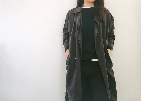 秋のパリジェンヌスタイルには、ニュアンシーなブラックトレンチを投入