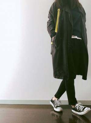 秋のパリジェンヌスタイルには、ニュアンシーなブラックトレンチを投入