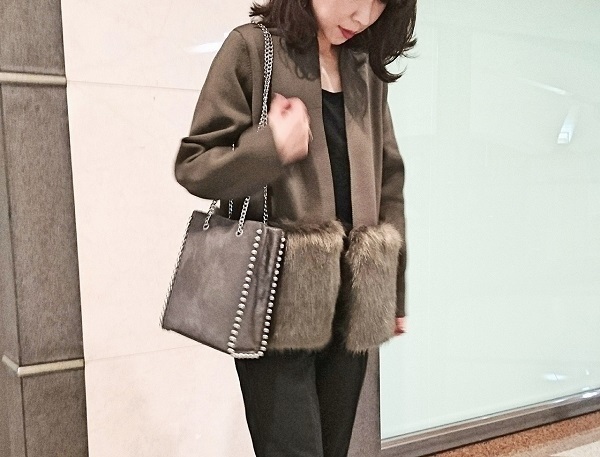 エコファーで主役級の華やかさ。ジャケット以上コート未満のニットアウターがおすすめ