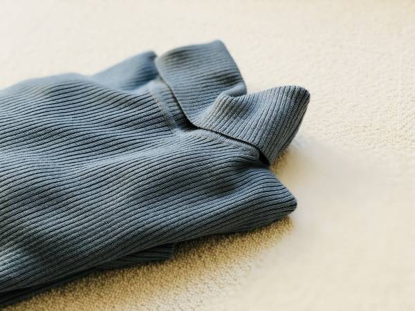 GUのリブタートルネックセーターが品良く高見え。わたしらしいコーデが叶います