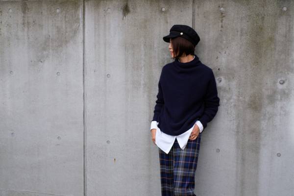 秋冬の「３首出し」は白シャツで。温かくしながら抜け感も