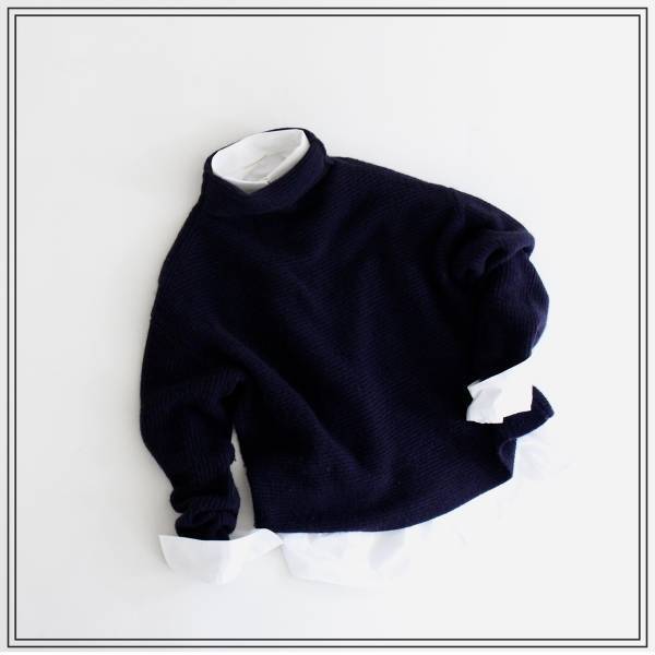 秋冬の「３首出し」は白シャツで。温かくしながら抜け感も