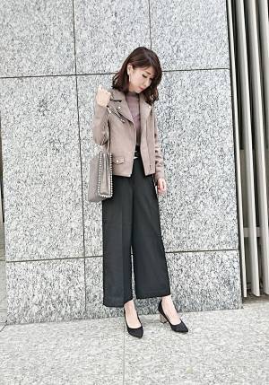 体型カバーの強い味方、ワイドパンツ。「足首見せ」がきれいに見せるコツです