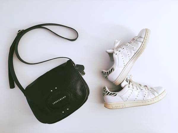 白シャツが秋のレイヤードコーデを洗練させる