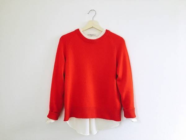 白シャツが秋のレイヤードコーデを洗練させる