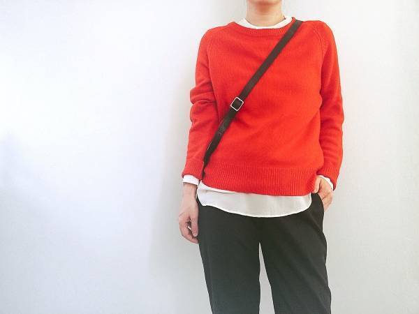 白シャツが秋のレイヤードコーデを洗練させる