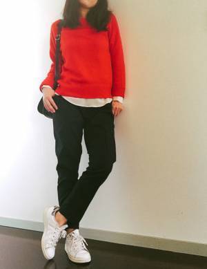 白シャツが秋のレイヤードコーデを洗練させる