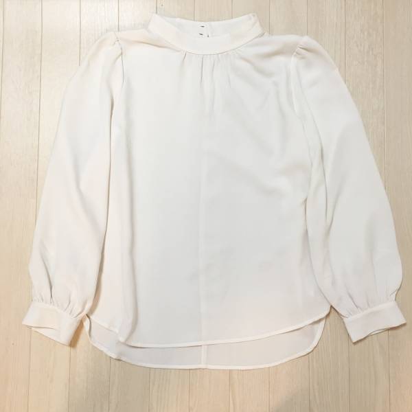 GUスタンドカラーブラウスが優秀。品の良さ、暖かさが叶います