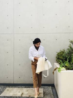 UNIQLOタートルネックニットに白シャツ羽織りで「きちんと感」あるコーデに