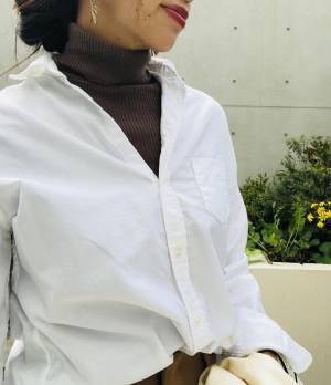 UNIQLOタートルネックニットに白シャツ羽織りで「きちんと感」あるコーデに